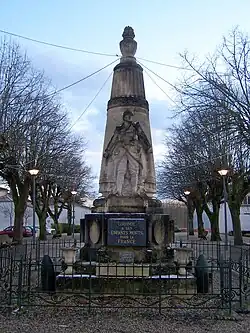 Le monument aux morts sur une place près de la RD 1113 (janv.&nbsp;2010).