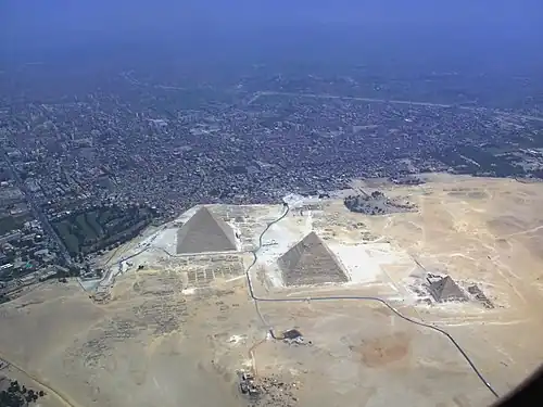 Du nord au sud : ville de Gizeh, nécropole avec ses pyramides et plateau de Gizeh.