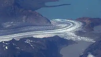 Vue du glacier Viedma dans le champ de glace Sud de Patagonie. Il plonge directement dans le lac Viedma.