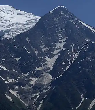 Vue depuis le parc animalier de Merlet au nord de l'aiguille du Goûter avec à son pied le glacier du Bourgeat.