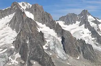 Le glacier du Milieu dominé par l'aiguille d'Argentière vus depuis le glacier des Rognons au nord-ouest.
