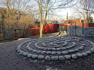 Labyrinthe de pierre dans la partie haute du parc.