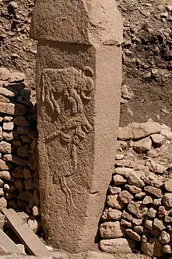 Un des piliers de Göbekli Tepe portant des représentations animales en bas-relief, c. Xe&nbsp;millénaire&nbsp;av. J.-C.