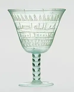 Verre islamique « rayé » portant l'inscription « Buvez ! Bénédictions de Dieu au propriétaire du gobelet », Irak ou Syrie, VIIIe ou IXe&nbsp;siècle.