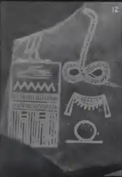Étiquette d'ivoire de Den découverte dans sa tombe et inscrite au nom d'Horus (gauche) et au nom d'or (droite) du roi.
