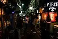La rue Akarui Hanazono Sanban la nuit.
