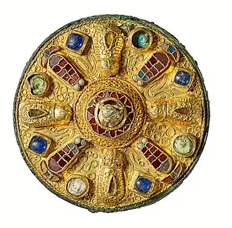 Broche avec disque d'or. Début du Moyen Âge.
