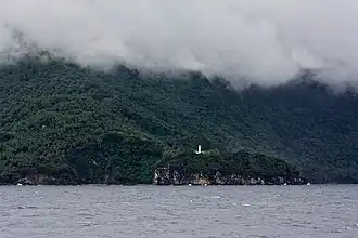 Le phare vu du large.