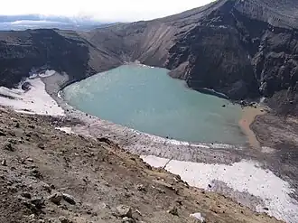 Lac de cratère au sommet du Goreli