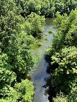Le Goul rejoint la Truyère en aval du pont de la RD 904.