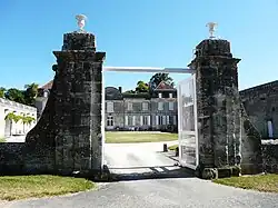 Son portail sur cour.