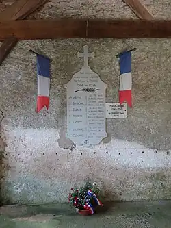 Le monument aux morts situé sous l'emban de l’église