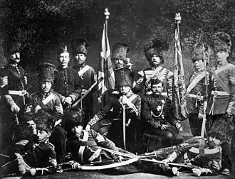 Photo en noir et blanc d'un groupe de militaires en uniforme