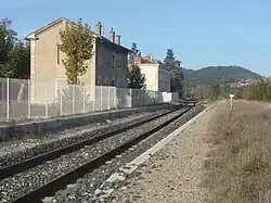 Ancien bâtiment voyageurs et voies