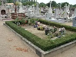 Tombe de Louis de Funès au cimetière du Cellier.