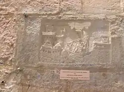 Graffiti représentant l'entrée d'un navire dans le Vieux-Port de La Rochelle, dans la Salle du dortoir, sculpté par Émile Lafontaine, originaire de Montmartre, 1872.