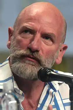 Graham McTavish interprète le père Kinley et Dromos.
