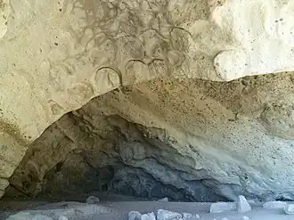 Cavité de la meulière de Grande Gueule au Mont Vouan. Les empreintes de meules sont visibles dans la partie supérieure.