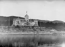 Le «&nbsp;Grand Hôtel&nbsp;», détruit par un incendie en 1919, haut lieu du tourisme où séjournait Guillaume II d'Allemagne