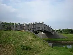 Pont en bois sur le canal à Northolt, Londres