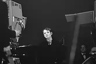 Portrait en noir et blanc de Barbara derrière son piano lors du Grand Gala du Disque Populaire en 1968.