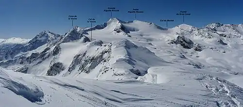 Vue depuis le nord sur la Grande aiguille Rousse et les sommets environnants, côté Savoie depuis le grand Cocor (3&nbsp;034&nbsp;mètres).