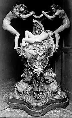 Grande fontaine en faïence.