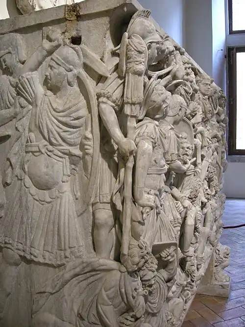 Traitement de l'angle gauche : passage du bas-relief au haut-relief.