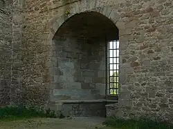 Grande fenêtre du logis seigneurial.