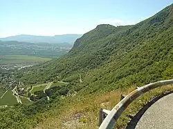 Plus bas, les premiers lacets de l'ascension depuis Culoz.