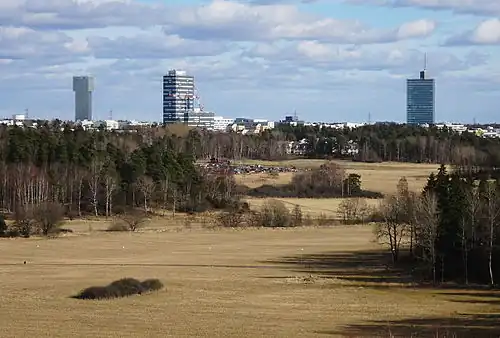 Vue depuis Granholmstoppen. Les hauts bâtiments de Kista : Tour Victoria, Kista Torn et Kista Science Tower.