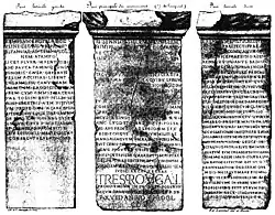 Gravure ancienne des trois faces d'un monument couvert d'inscriptions