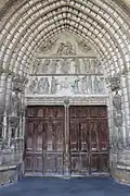 Porte centrale, tympan et statues.