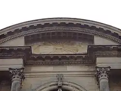 Le grand fronton cintré de la façade principale de la cathédrale, avec le triangle symbolisant la Sainte Trinité.