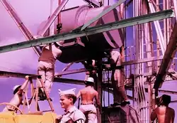 L'engin est hissé vers sa tour de tir.