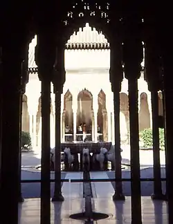 La civilisation islamique, dans son expression andalouse aux façades incrustées de stuc peint.