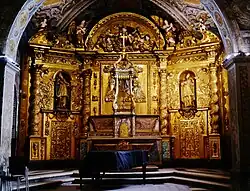 Le maître-autel du chœur et son retable.