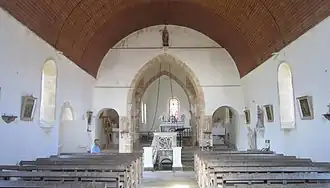 Au centre, l'accès à la crypte