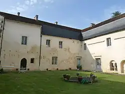 Cloître, ailes nord et est; salle capitulaire à droite.