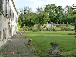 Aile ouest, et portail de l'ancienne entrée.