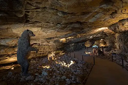 L'intérieur de la grotte de Néron après aménagements. Vue vers le fond.