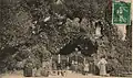 Le sanctuaire de la "grotte de Paimpont" au début du XXe&nbsp;siècle (carte postale).