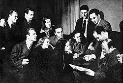 Photographie en noir et blanc d'un groupe de personnes