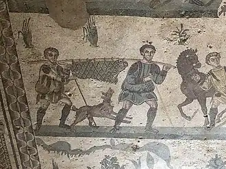 Chasseurs transportant un sanglier.