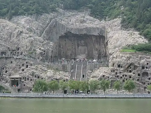 Temple Fengxian des grottes de Longmen (Henan), vue d'ensemble de la grotte du Grand Bouddha, VIIIe&nbsp;siècle.