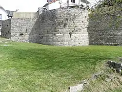 Vestiges des remparts sud.