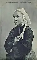 Jeune fille de Guémené-sur-Scorff portant la coiffe du pays (carte postale Villard).