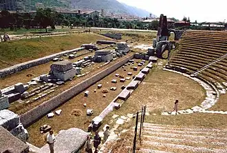 Théâtre de Gubbio (Ombrie) : mur de scène avec ses portes en retrait, fosse de scène, pulpitum indenté.
