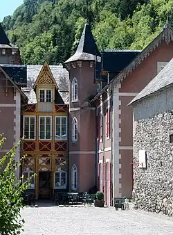 La tour d'angle du château Rolland.