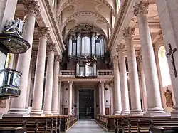 Vue intérieure de la nefvers la tribune de l'orgue.